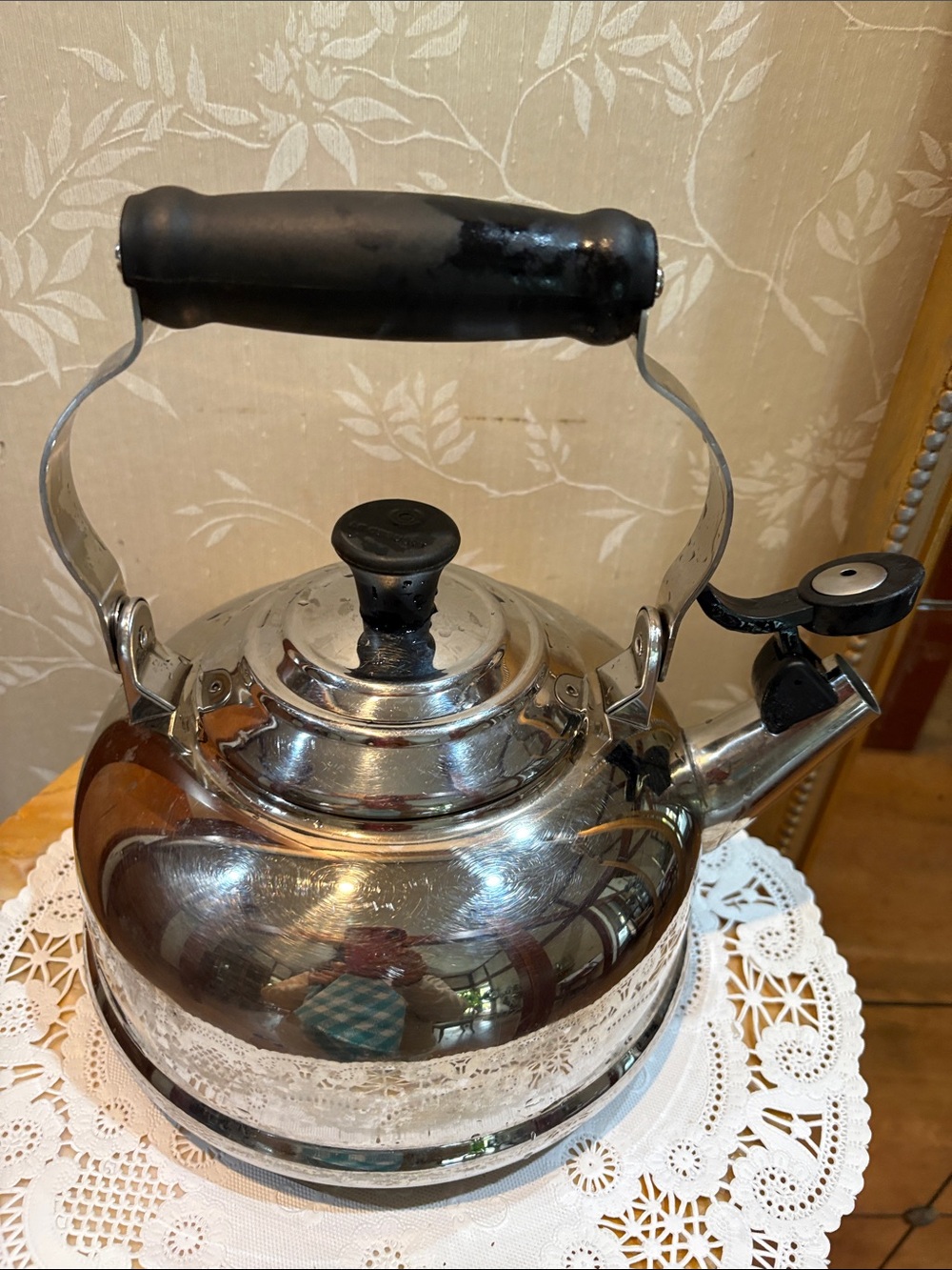 Le Creuset Stainless Steel Whistling Tea Kettle with Black Handle 2.1 L